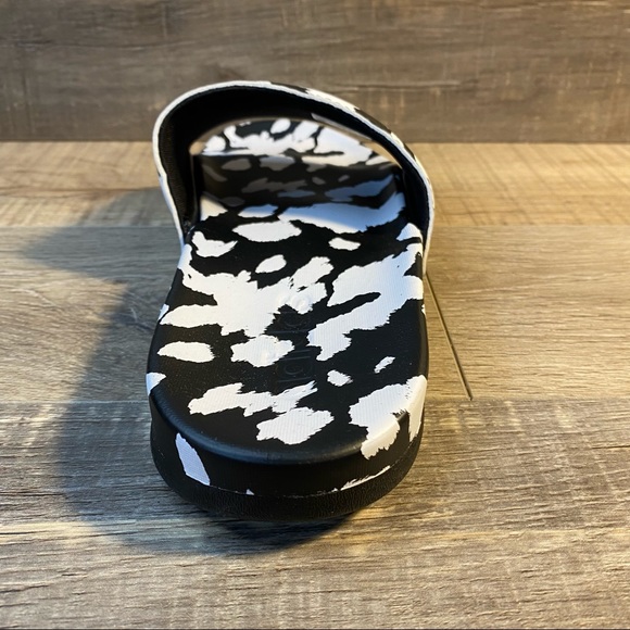 Adidas Adilette Comfort Slides ‘Marimekko Black White’ - Picture 4 of 6
